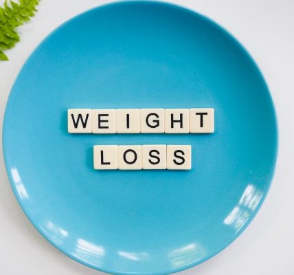 A blue plate with 'weight loss' tiles and a fern leaf on white background.